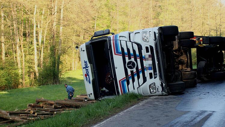 Ein Sattelzug mit Holzladung legte sich am Freitagmorgen zwischen Dörflis und Neubrunn auf die Seite. Foto: Günther Geiling