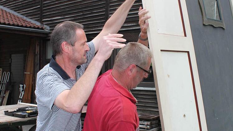 Martin Christ und Ernst Koklinski richten die Rückwand von Bismarcks Wagen auf.