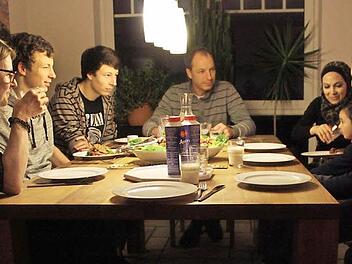Familie Herterich und Familie Kouru sitzen öfter gemeinsam an einem Tisch. Gekocht werden meist syrische Gerichte.  Fotos: Robert Huger