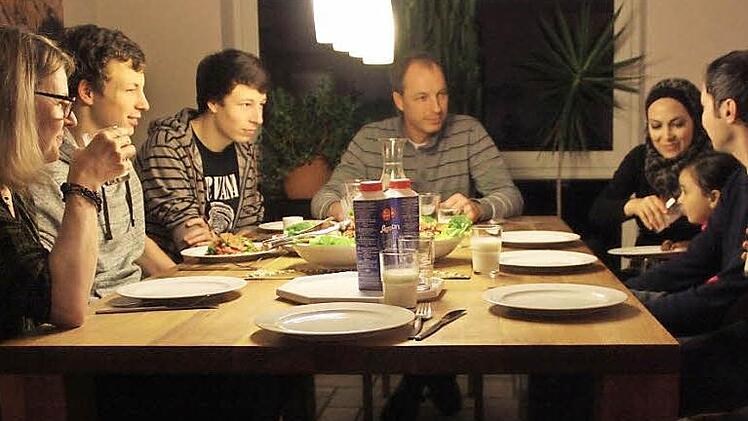 Familie Herterich und Familie Kouru sitzen öfter gemeinsam an einem Tisch. Gekocht werden meist syrische Gerichte.  Fotos: Robert Huger