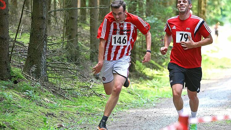 Endspurt - zwei Fußballer auf den letzten Metern. Die Kicker des SSV Peesten, BSC Kulmbach, der SG Roth-Main und des FC Altenkunstadt/Woffendorf nutzten den Walter-Richter-Lauf als Training.
