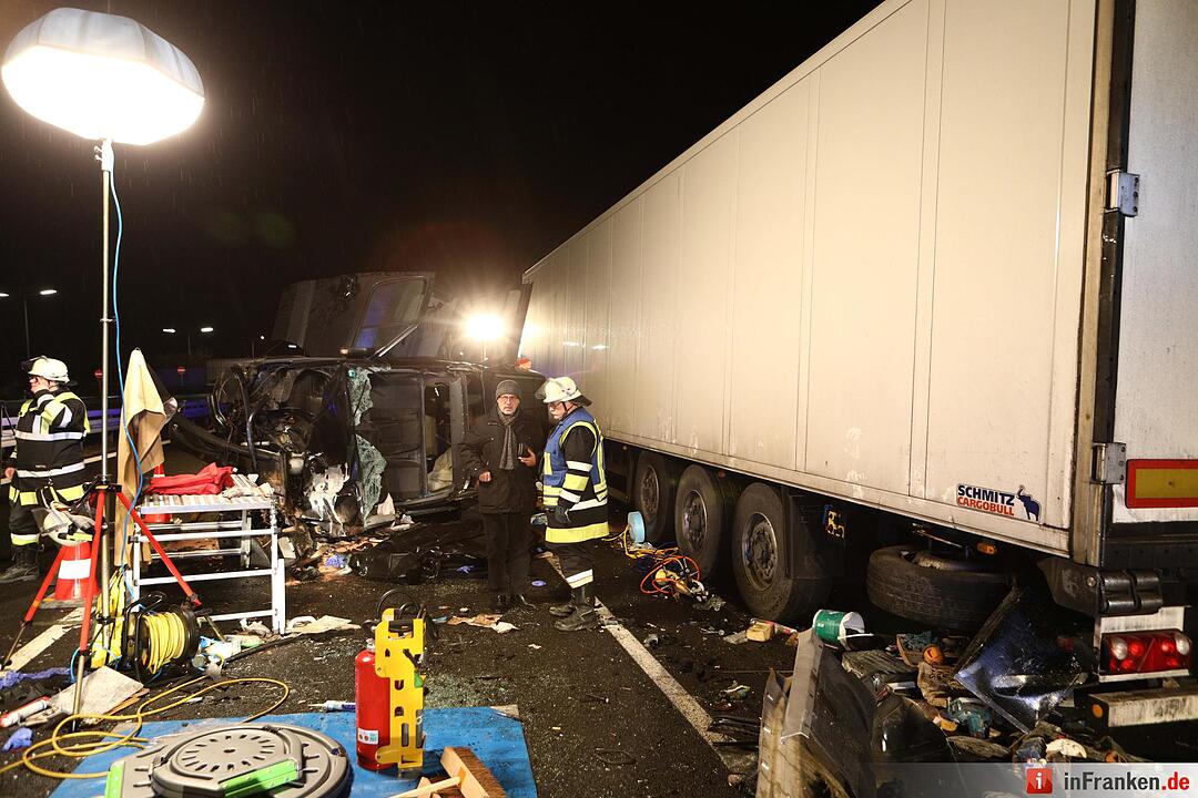 Kleintransporter prallt auf A9 auf Stauende – Ein Toter, ein Schwerverletzter