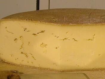 Eine ungew&ouml;hnliche Beute machte ein Dieb am Wochenende in Lichtenfels. Mit einem halben K&auml;se, etwa 20 Kilo schwer, machte er sich aus dem Staub. Foto: Archiv K&auml;serei Weizern