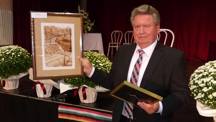 Altbürgermeister Manfred Huhs, der sich um die Partnerschaft verdient gemacht hat, freute sich über seine Ehrung. Foto: Klaus-Peter Wulf