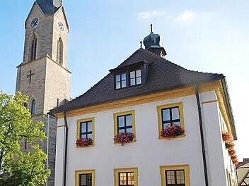 Pfarrkirche und historisches Rathaus in Obertheres  Foto: Christoph Appel