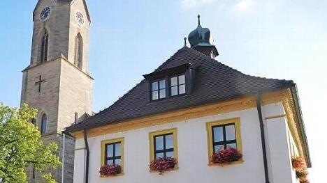 Pfarrkirche und historisches Rathaus in Obertheres  Foto: Christoph Appel