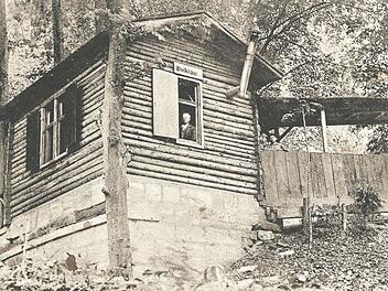 Blockhaus des Greif-Kellers - aus dem Fenster blickt Georg Greif, dessen Erbauer und Gründer der Brauerei Greif (1906) Repro: Harald Schmidt
