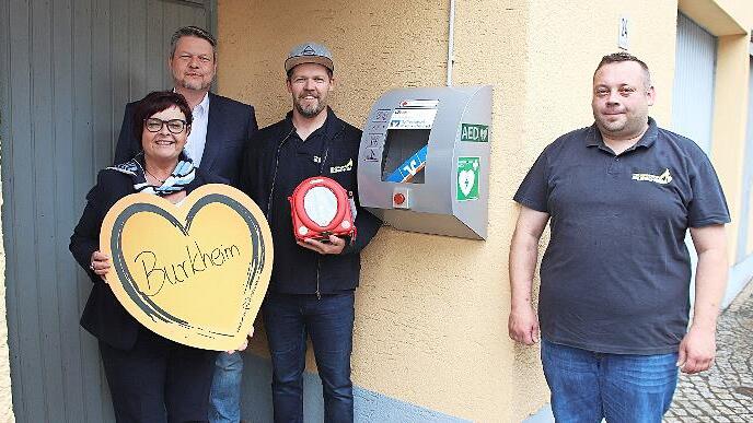 Sabine Kleber, zweiter B&uuml;rgermeister Marco Weidner, Vorsitzender der Feuerwehr Burkheim Michael Reuther und der Kommandant der Burkheimer Feuerwehr Andreas Schreck