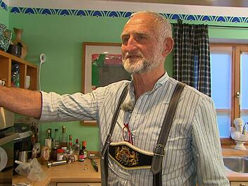 Zum Auftakt der "Dinner"-Woche am Chiemsee hat sich Franz (64) landestypisch schick gemacht.
