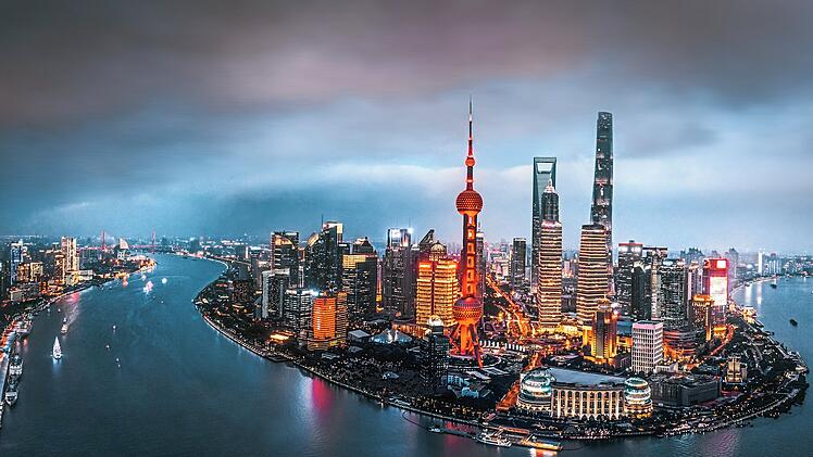 Shanghai Skyline Nacht China Finanzmetropole Lujiazui Shanghai Tower Wolkenkratzer Moderne Architektur Reiseziele Metropole Touristen Ausl&auml;ndische Besucher Tourismusbranche Infrastruktur Huangpu Fluss Nachtansicht Beleuchtung Stadtpanorama Wirtschaftswachstum Servicequalit&auml;t Regulierung Tourismusminister Sun Yeli Volksrepublik Reiseindustrie Buchungssysteme Urlaubsziel International Binnennachfrage