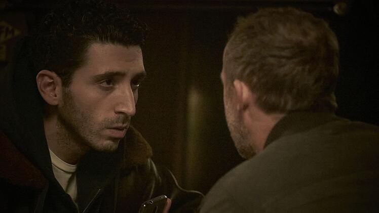 Roland Orbach (Maximilian Br&uuml;ckner, rechts) und Jalil (Aziz Dyab) sprechen &uuml;ber den Tod des Gefl&uuml;chteten.