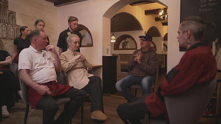 Bei der offenen Aussprache mit ihrem Team mussten die Chefs Holger (links) und Sandra schlucken.