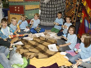Mit bunten Tüchern baute Lehrerin Anita Amend ein afrikanisches Zelt in ihr Klassenzimmer. Mit viel Begeisterung musizierten dort die Kinder mit nachgebauten afrikanischen Instrumenten. Fotos: sw