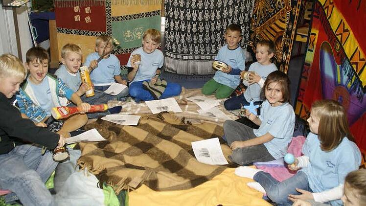 Mit bunten Tüchern baute Lehrerin Anita Amend ein afrikanisches Zelt in ihr Klassenzimmer. Mit viel Begeisterung musizierten dort die Kinder mit nachgebauten afrikanischen Instrumenten. Fotos: sw