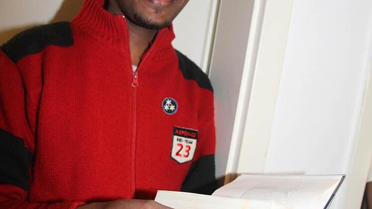 Fissha Tsion singt "Macht hoch die Tür" aus dem evangelischen Gesangbuch.