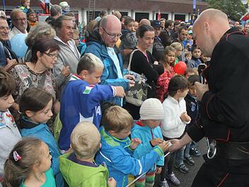 Die Kinder standen im Mittelpunkt der Erklärungen zum Umgang mit dem Feuer. Fotos: Michael Busch
