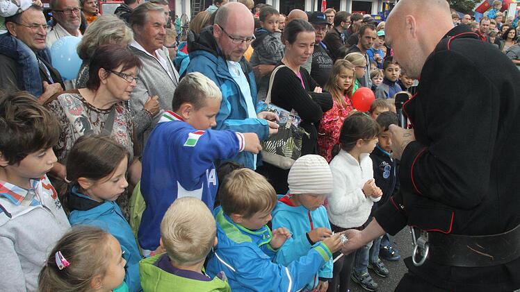Die Kinder standen im Mittelpunkt der Erklärungen zum Umgang mit dem Feuer. Fotos: Michael Busch