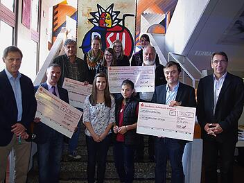 Die Schüler der letztjährigen fünften und sechsten Klassen "erliefen" und "erwanderten" mehr als 3000 Euro für soziale Zwecke. Mit im Bild sind Beratungslehrer Ralf Müller (links) und Schulleiter Uwe Schönfeld (rechts). Foto: Heike Schülein