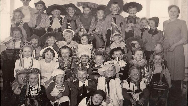 Historische Aufnahme vom Pfarrfasching 1955