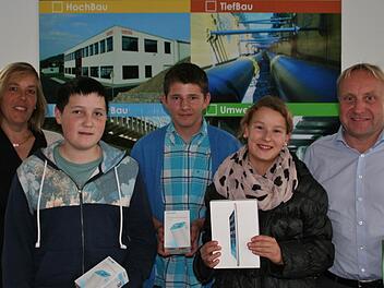 Freuten sich gemeinsam über den Erfolg der "Bauolympiade: Nicola Renner (links), zuständig für die Öffentlichkeitsarbeit der Baufirma Otto-Heil und Firmeninhaber Peter Heil (rechts) mit (von links) Paul Schipper, Andreas Romeis und Linda Gerlach. Foto: Werner Vogel