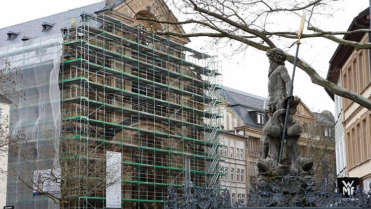 Die schöne Fassade der Martinskirche ist größtenteils hinter dem Gerüst verschwunden. Foto: Matthias Hoch