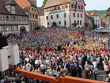 Am Samstag vor Pfingsten dirigierte Oliver Kunkel von einem Hubsteiger aus den 1000-Stimmen-Chor, der die Zeiler Hymne uraufführte. Foto: Klaus Schmitt