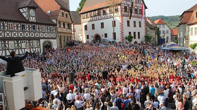 Am Samstag vor Pfingsten dirigierte Oliver Kunkel von einem Hubsteiger aus den 1000-Stimmen-Chor, der die Zeiler Hymne uraufführte. Foto: Klaus Schmitt