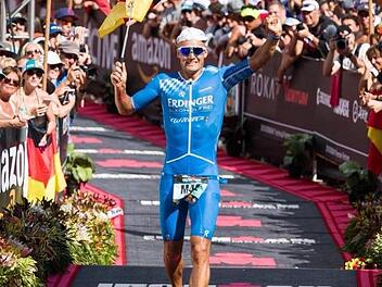 Andreas Dreitz lief jubelnd mit der Deutschlandfahne und einem Lächeln auf Rang 13 ins Ziel in Kona.  Foto: Erdinger