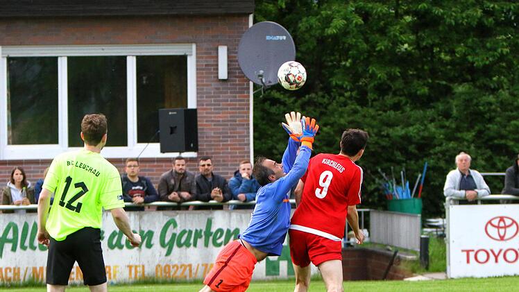 Der Leuchauer Torwart Frank Weiche hechtet nach einem Ball.  Foto: Monika Limmer