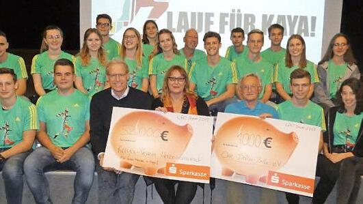 Insgesamt 53 000 Euro Spendengelder hat der Lauf für Kaya erbracht. Seine Organisatoren vom Gymnasium Herzogenaurach zogen sehr zufrieden Bilanz. Foto: Gabriela Ruyter