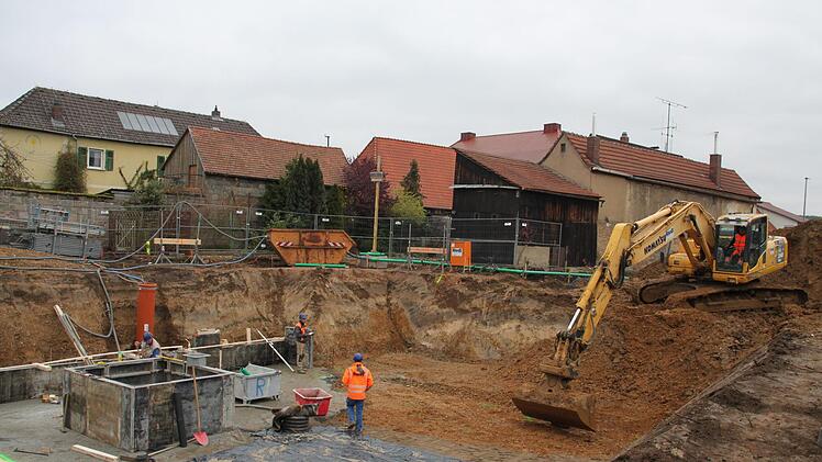 Die Bauarbeiten für das Projekt Wohnen im Apfelgarten sind in vollem Gange. Derzeit wird der Keller für das Haus A ausgehoben, in dessen Erdgeschoss die Tagespflege untergebracht werden soll.  Foto: Stephan Stöckel