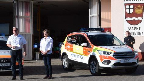 Der Vorsitzende des Fördervereins Armin Stelzner und  seine Stellvertreterin Sandra Schuhmann stellen das neue Einsatzfahrzeug  der Helfer vor Ort vor. Foto: Horst Conze