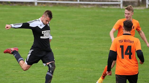 Fast perfekte Haltung beim Fernschuss: Sebastian Beck von der SG Burghausen/Windheim zielt am Männerhölzlein auf den Kasten vom TSV Wollbach II. Foto: Sebastian Schmitt