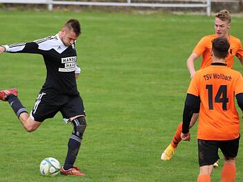 Fast perfekte Haltung beim Fernschuss: Sebastian Beck von der SG Burghausen/Windheim zielt am Männerhölzlein auf den Kasten vom TSV Wollbach II. Foto: Sebastian Schmitt