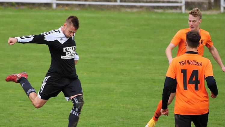 Fast perfekte Haltung beim Fernschuss: Sebastian Beck von der SG Burghausen/Windheim zielt am Männerhölzlein auf den Kasten vom TSV Wollbach II. Foto: Sebastian Schmitt