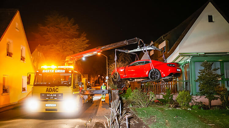 Erlangen: Sportwagen durchbricht Zaun und landet im Garten - Anwohner aus Schlaf gerissen