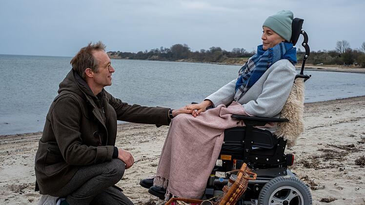Mikael Brunn (Stephan Kampwirth) k&uuml;mmert sich r&uuml;hrend um seine an ALS erkrankte Frau Winka Brunn (Petra van de Voort).