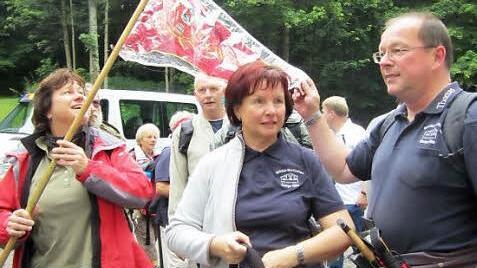 Thomas Hammelmann (rechts), Vorsitzender  des Bad Kissinger Zweigvereins und der Saale-Sinn-Region, bei der Ankunft am Gebirgstein.