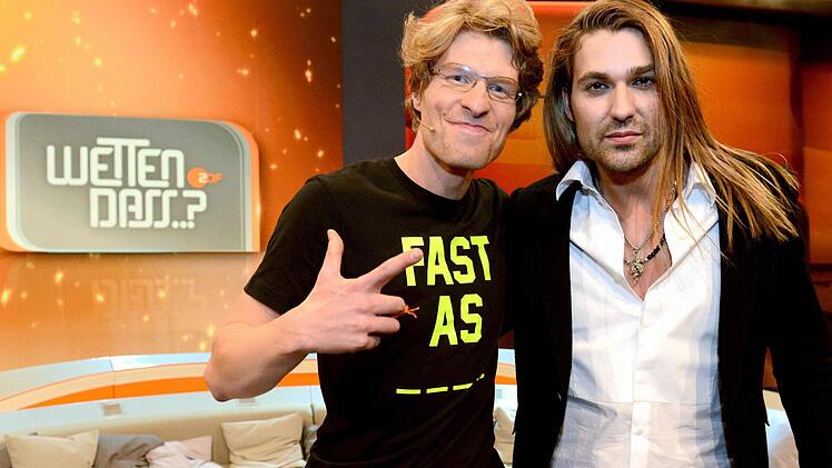 Jojo-Wettkandidat Dennis Schleu&szlig;ner (l) und der Violinist David Garret posieren am 03.11.2012 am Rande der ZDF-Show &laquo;Wetten, dass..?&raquo; in der &Ouml;VB-Arena in Bremen. Foto: Sascha Baumann/ZDF/dpa