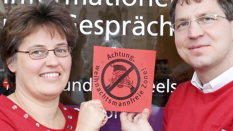 Claudia Nieland und Bernd Keller vom Kontaktpunkt werben für eine "Weihnachtsmannfreie Zone"  Foto: Herteux