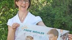 25 000 Unterschriften brauchen die Freien Wähler, um das nächste Volksbegehren auf den Weg zu bringen. Dr. Susanne Knof hat die Plakate dafür schon ausgepackt. Nun hofft sie auf rege Unterstützung.