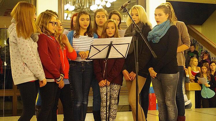 Der Chor mit Schülerinnen der 7. und 8. Klasse sang drei seiner schönsten Lieder.