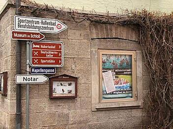 Derzeit gibt es kein einheitliches Beschilderungssystem in der Münnerstädter Innenstadt. Das soll sich jetzt ändern. Foto: Heike Beudert