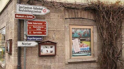 Derzeit gibt es kein einheitliches Beschilderungssystem in der Münnerstädter Innenstadt. Das soll sich jetzt ändern. Foto: Heike Beudert