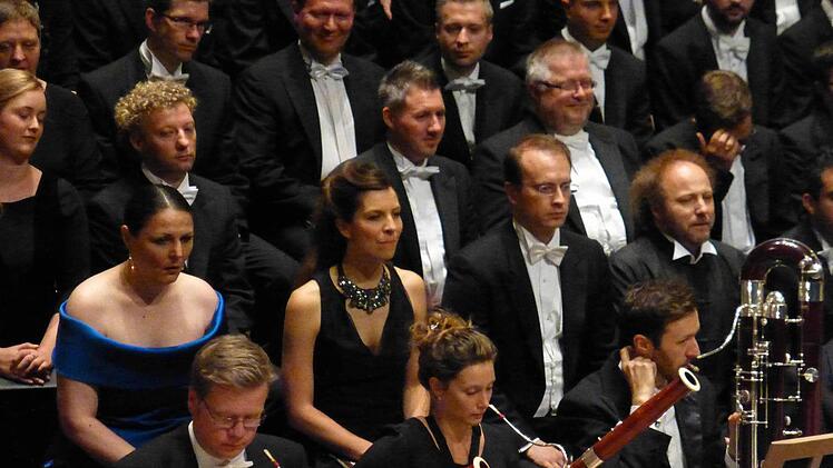 Zwischen Orchester und Chor: die Solisten Melanie Diener (Sopran), Theresa Kronthaler (Mezzosopran), Daniel Behle (Tenor) und Daniel Kotlinski (Bassbariton). Fotos: Ahnert