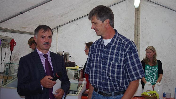 Der SSV Lahm Hesselbach spendet 500 Euro für den Spielplatz. Das Bild zeigt (von links) Gerhard Eidelloth und SSV-Vorsitzenden Josef Eidelloth. Foto: Heike Schülein