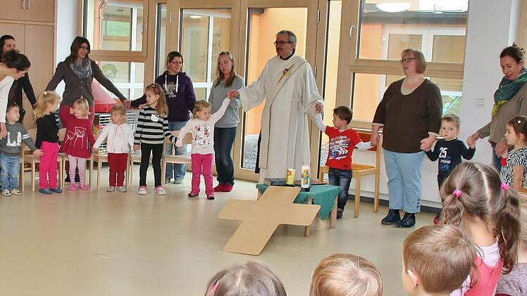 Gebetskreis im "neuen" St. Laurentius Kindergarten. Rechts neben Diakon Glaser Kindergartenleiterin Jeanette Hahn Fotos: Vogel