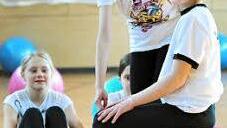 Der Präventionskurs des TSV Stockheim, engagiert von Christel Beez durchgeführt, erfreut sich mittlerweile einer großen Beliebtheit.  Foto: Gerd Fleischmann