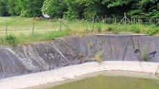 Fast leer ist das Bewässerungsbecken für die Erdbeerfelder.