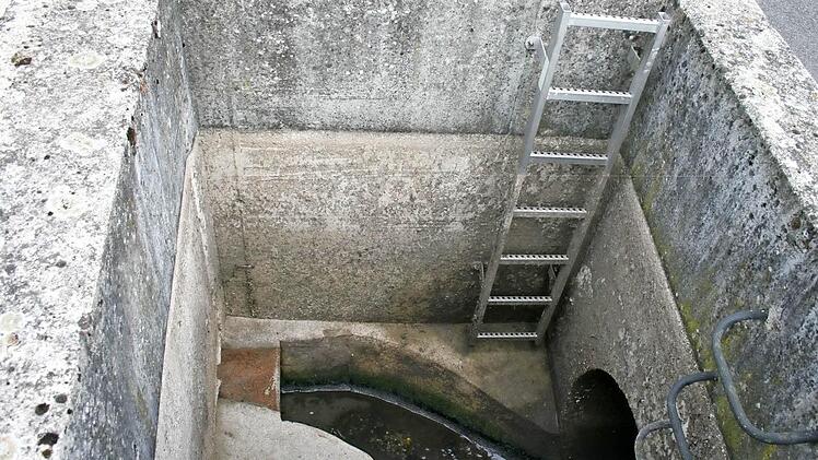 Tiefe Einblicke: Hier kann man sehen, wie in Thulba das Abwasser vom Kanal in die Abwasseranlage fließt. Foto: Gaby Sell